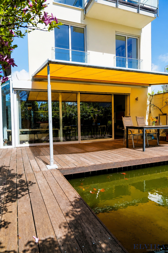 Terrasse und Teich