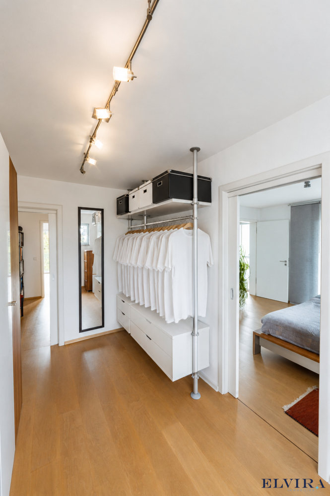 1. OG Ankleide mit Blick ins Schlafzimmer