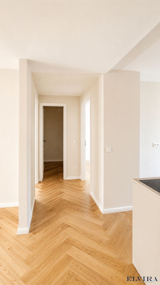 Blick in den Flur und Abstellraum