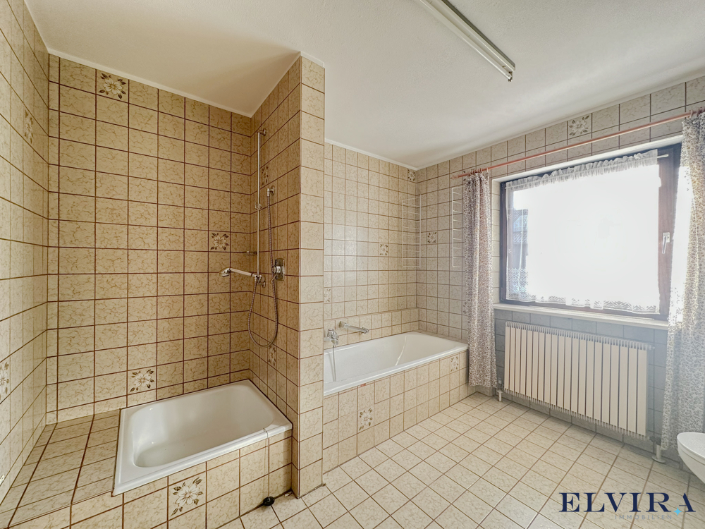 Badezimmer mit Dusche und Badewanne im Obergeschoss