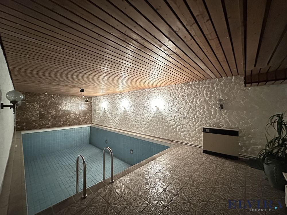 Wellnessbereich mit Pool und Sauna im Untergeschoss