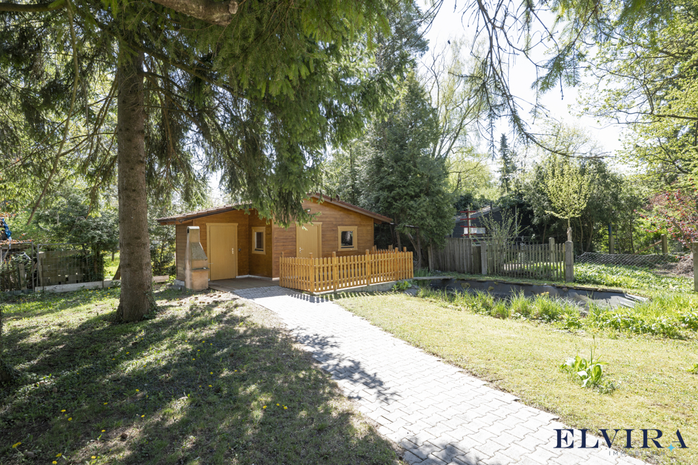 hochwertiges Gartenhaus mit Wasser- und Stromanschluss, Kamin sowie Sauna-Anschlussmöglichkeit
