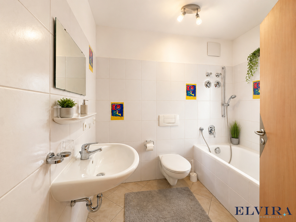 Badezimmer mit Badewanne und WC im Untergeschoss