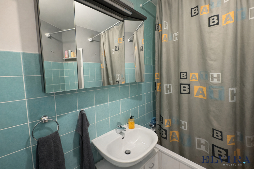 Beispielbadezimmer mit Badewanne und WC