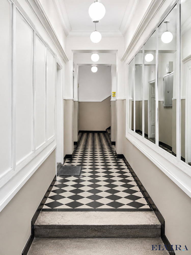 Altbau-Entree mit Spiegelvertäfelung