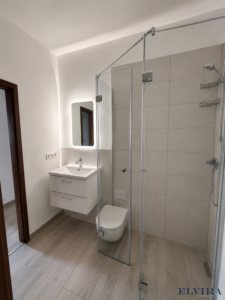 Badezimmer mit Dusche