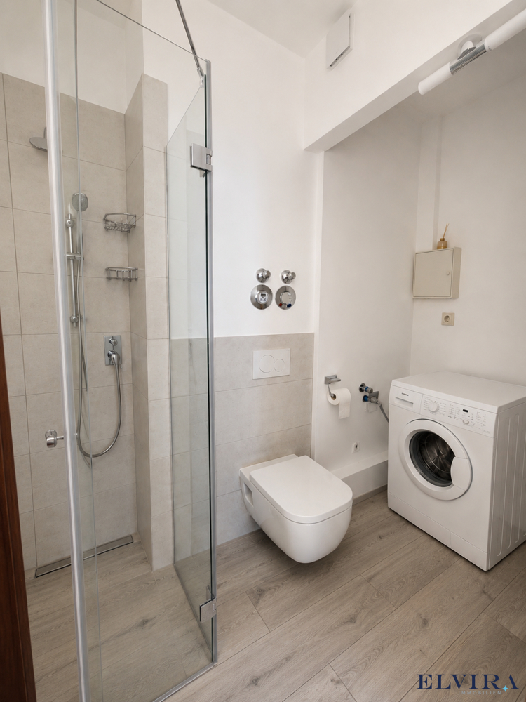 Badezimmer mit großzügiger Nische