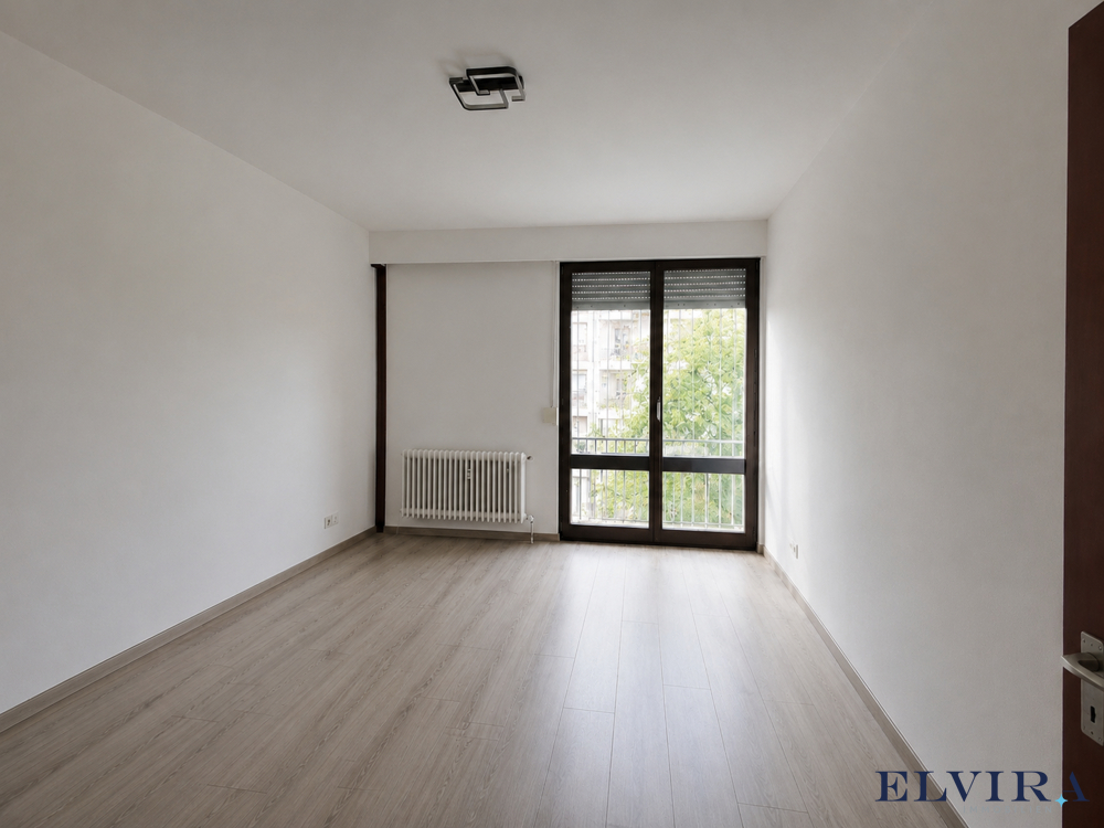 Schlafzimmer mit Zugang zum Balkon