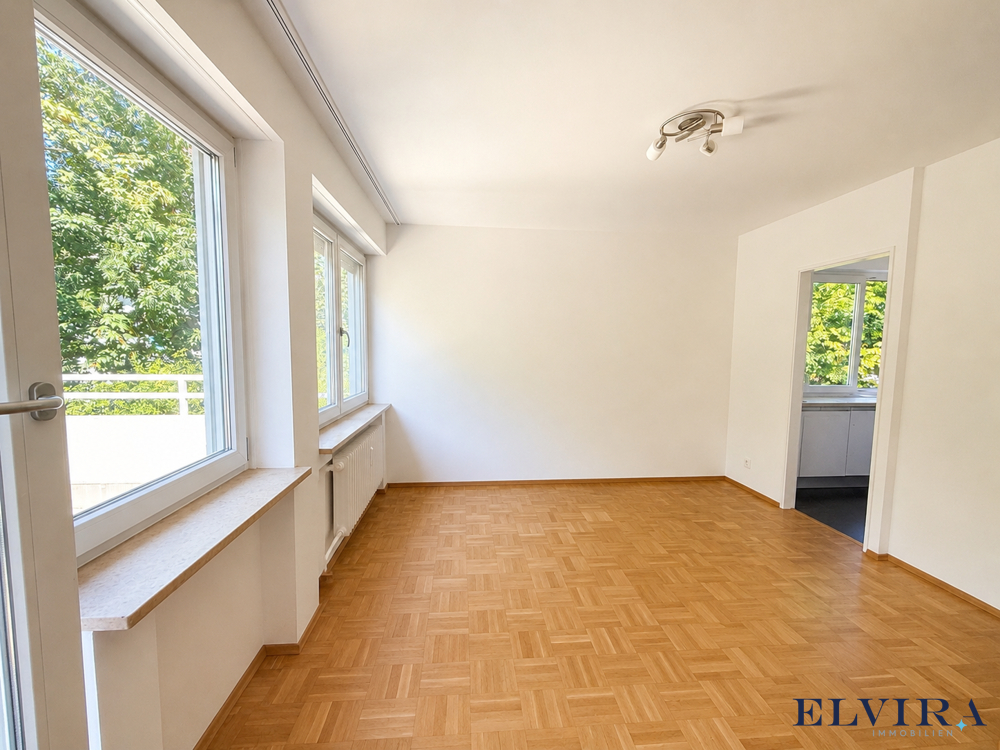 Wohnzimmer mit Zugang zur Küche und dem Schlafzimmer - AI modified